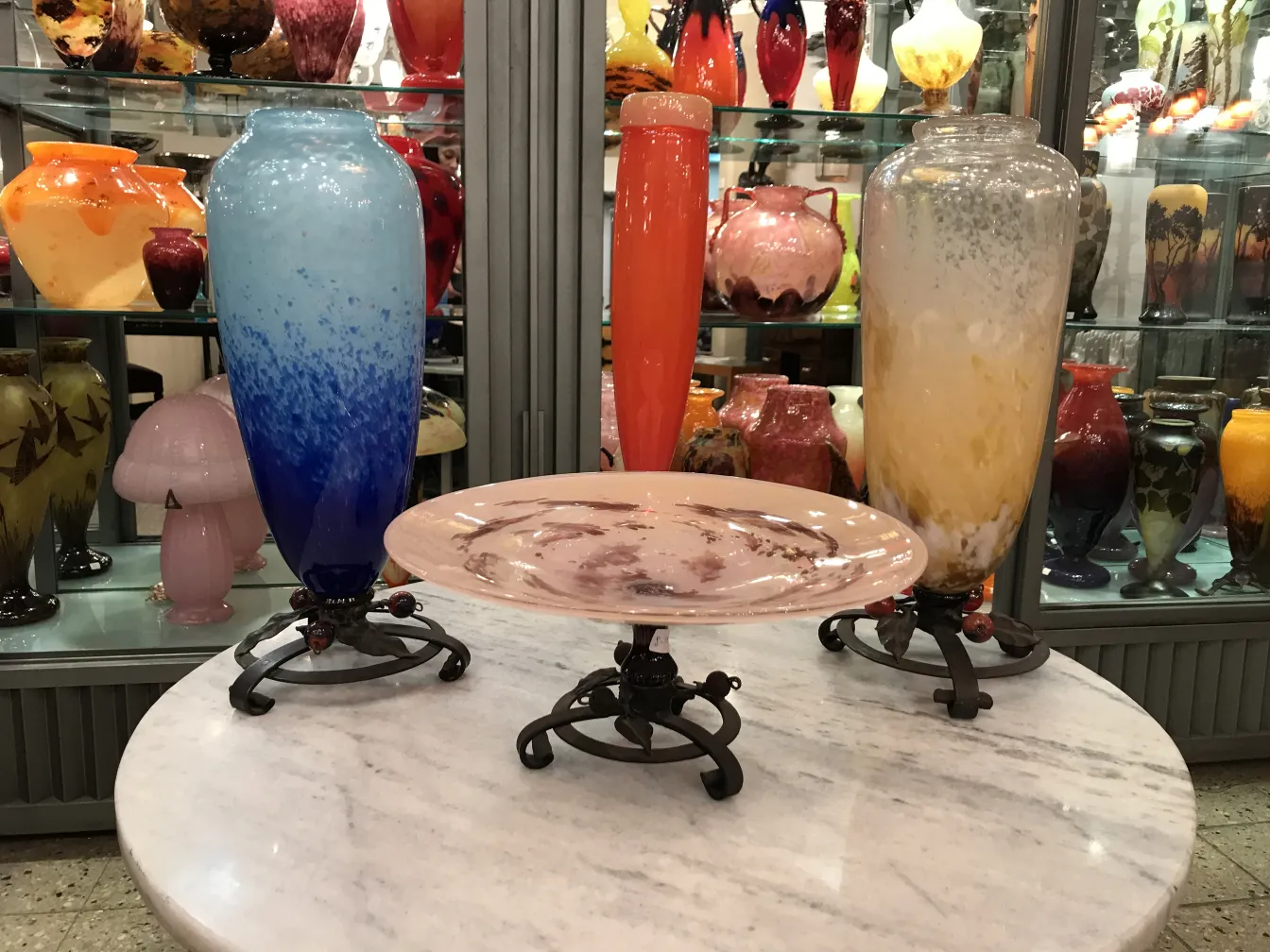 blaues und gelbes signiertes glas von schneider in der ausstellung