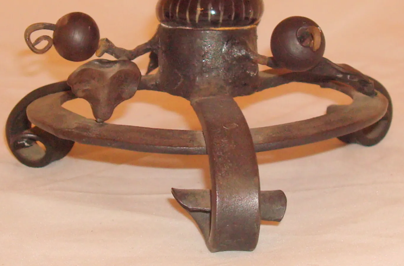 古いサイン入りグラスの詳細説明、精緻なディテールを持つ。