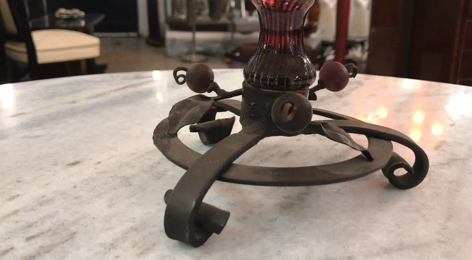 vetro firmato da schneider con base decorativa in metallo