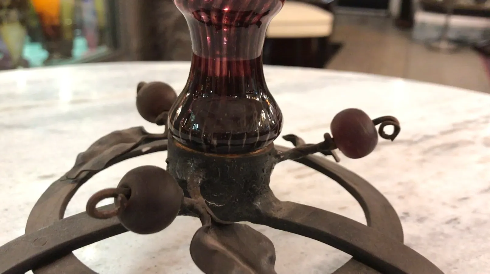 Antikes signiertes Glas von Schneider mit dekorativem Sockel