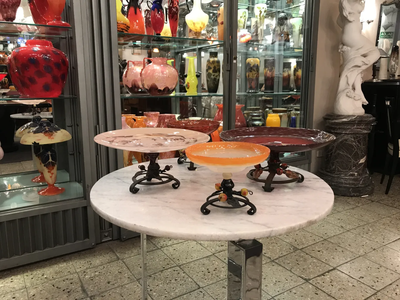 antiquitäten sets farbenfrohes glas umgebung