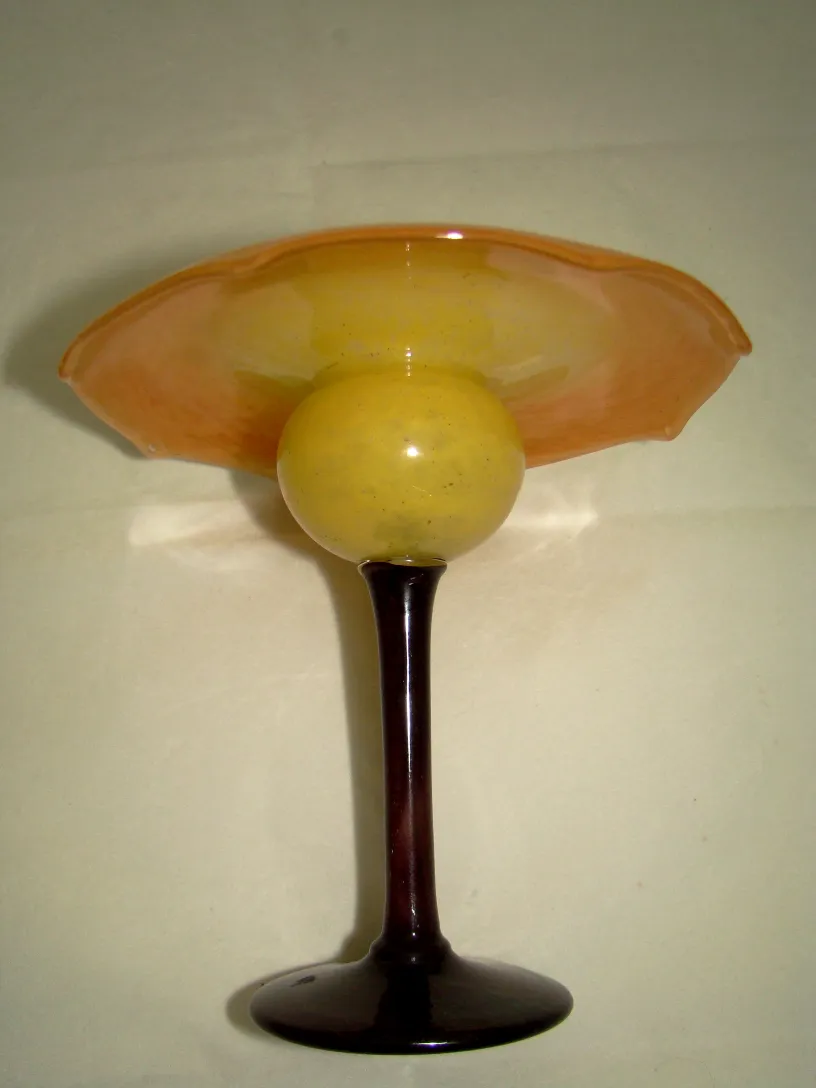 vidrio firmado antiguo con base amarilla y colorido