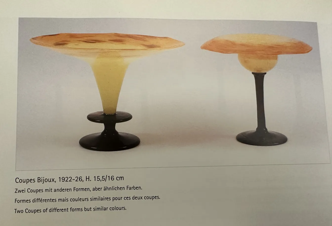 Vaso de vidro antigo assinado por Schneider em cor clara, forma clássica elegante com pedestal.