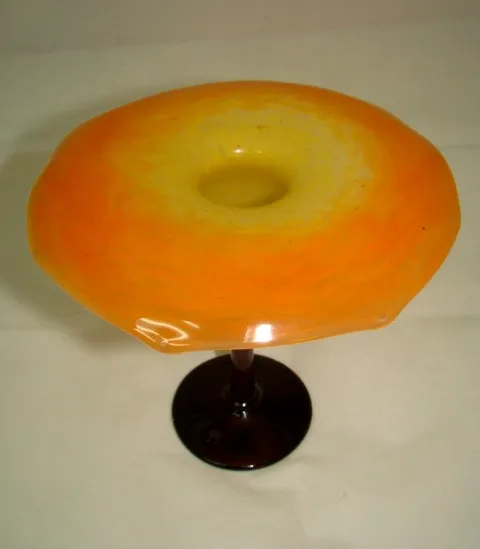 Vidrio firmado de antiquidad Schneider en color naranja con base elegante