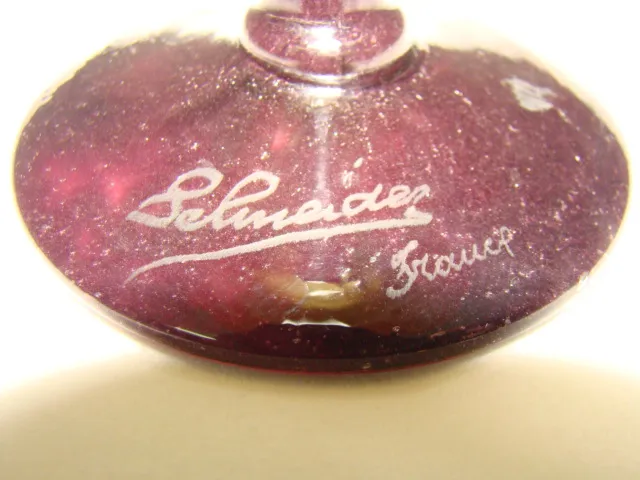 प्राचीन-हस्ताक्षरित-ग्लास-श्नाइडर, डिज़ाइन सरल है।