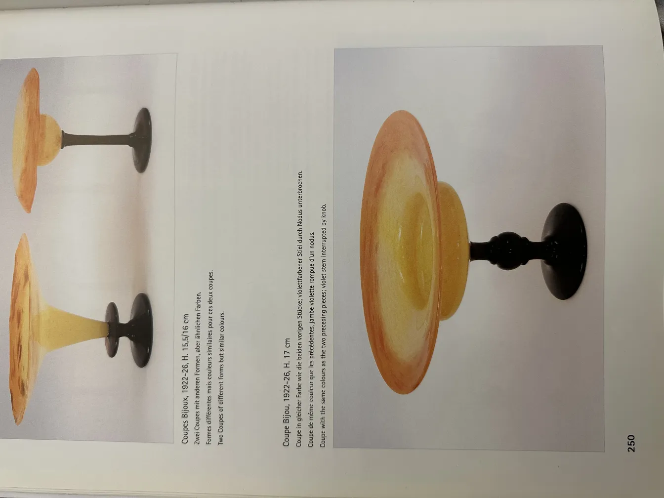 带黑色底座和橙色边缘的玻璃杯，古董签名