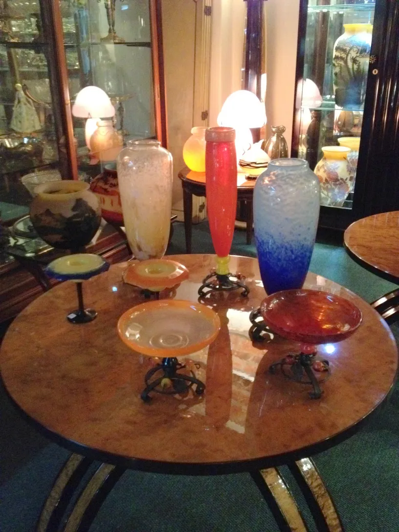 vasos de vidro coloridos em uma mesa de madeira em ambiente antigo