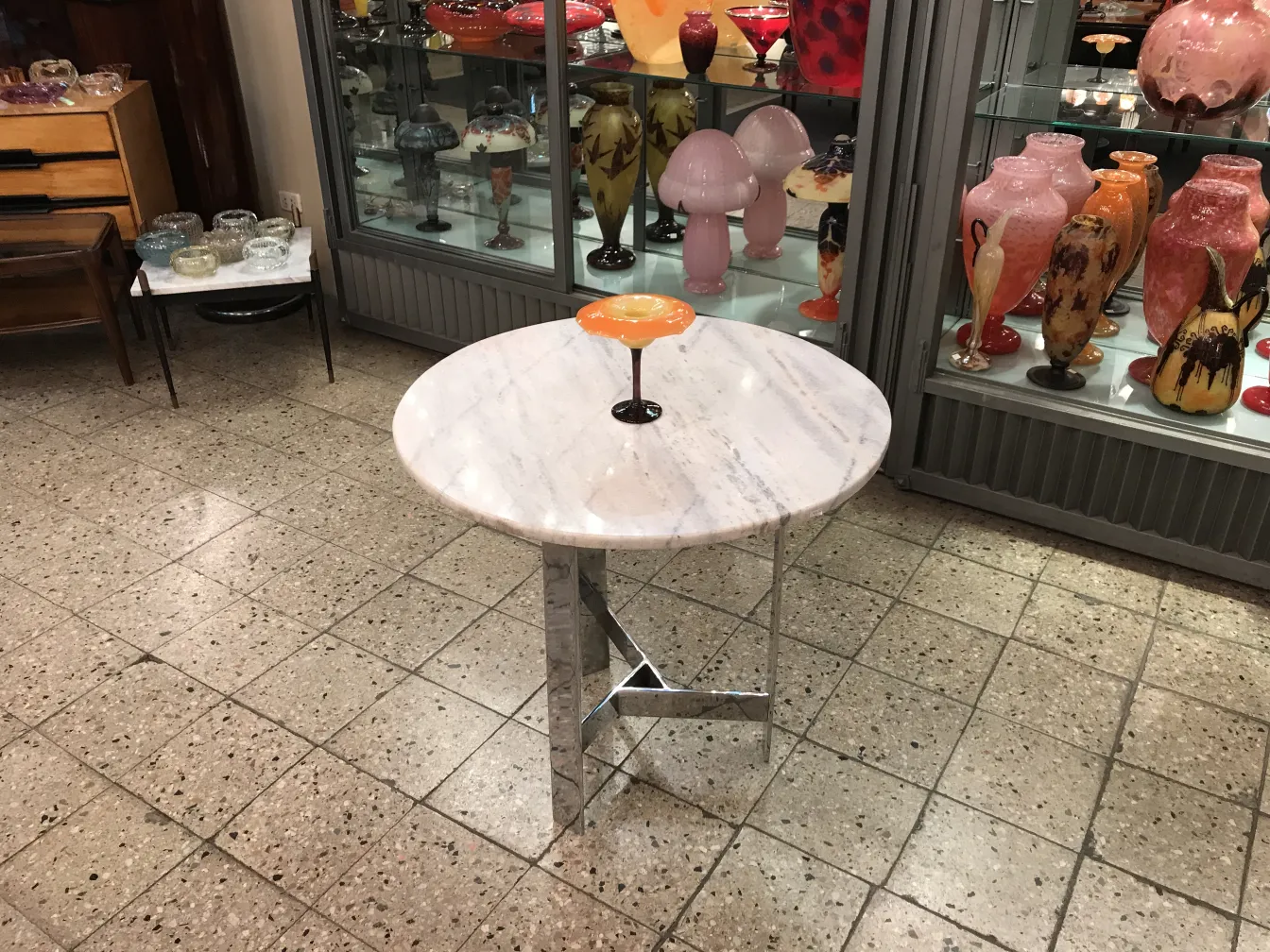 verre signé par schneider, antiquité française, décor coloré