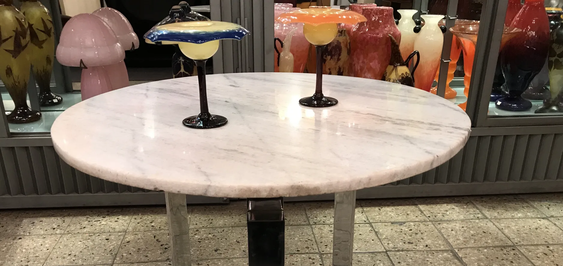 Vidro antigo assinado por Schneider, estilo francês, sobre mesa.