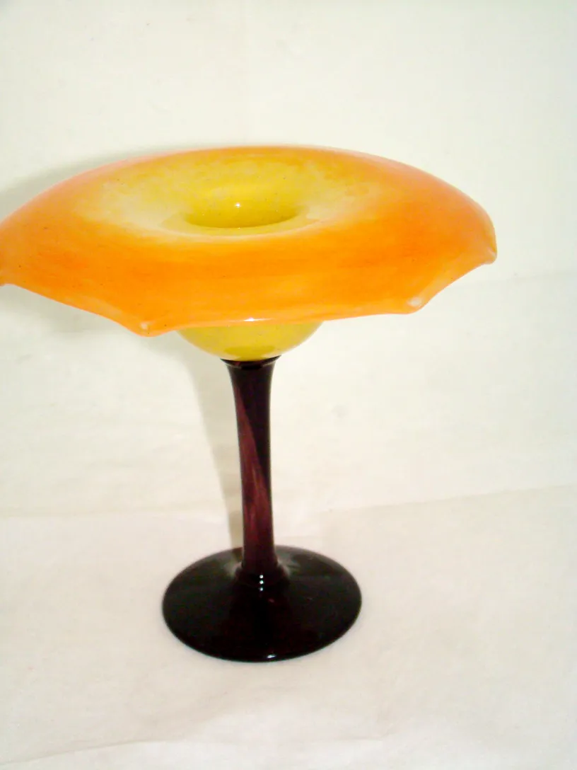 vetro firmato di colore giallo e arancione su base nera