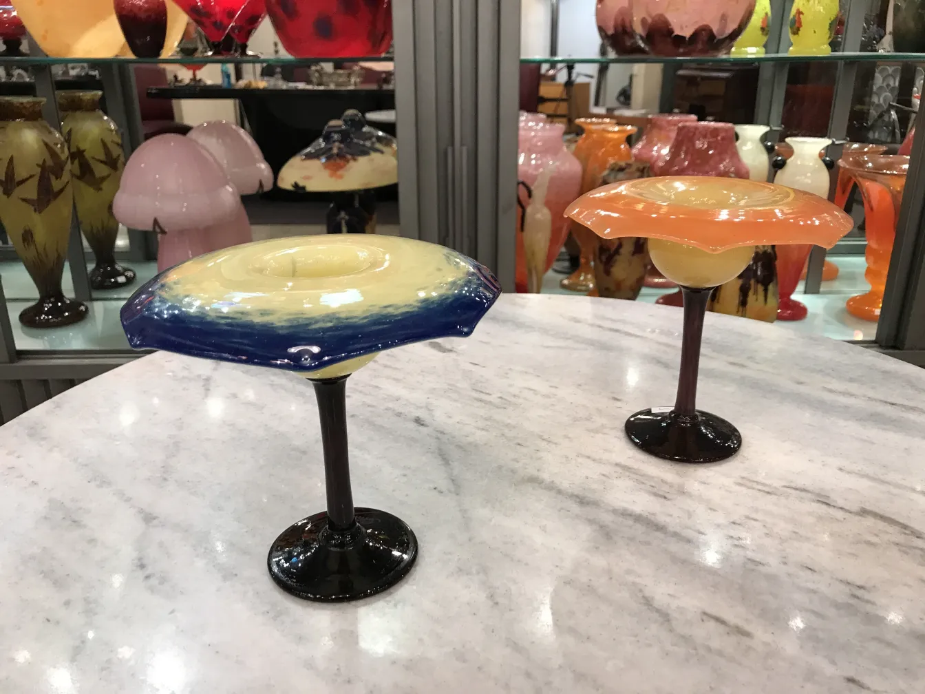 verre signé schneider avec base décorative en bleu et jaune