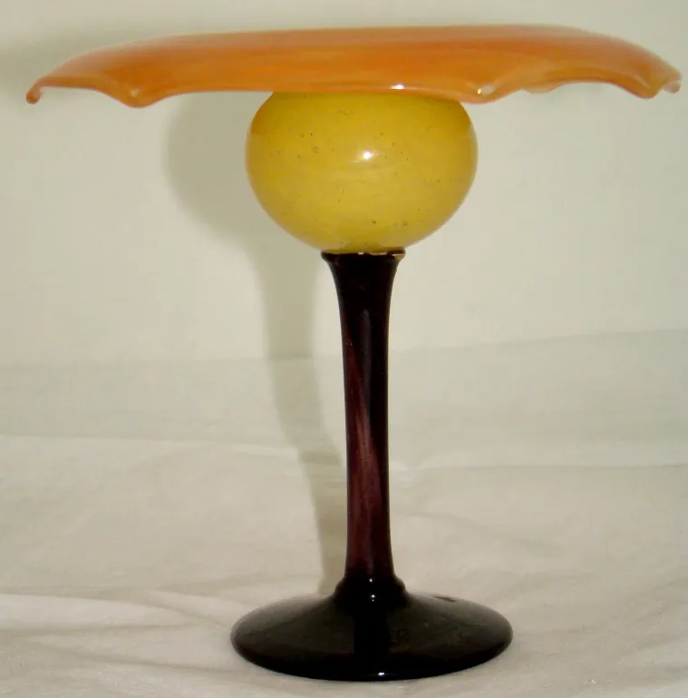 altes unterschriebenes Glas von Schneider mit gelbem Kugelgrund