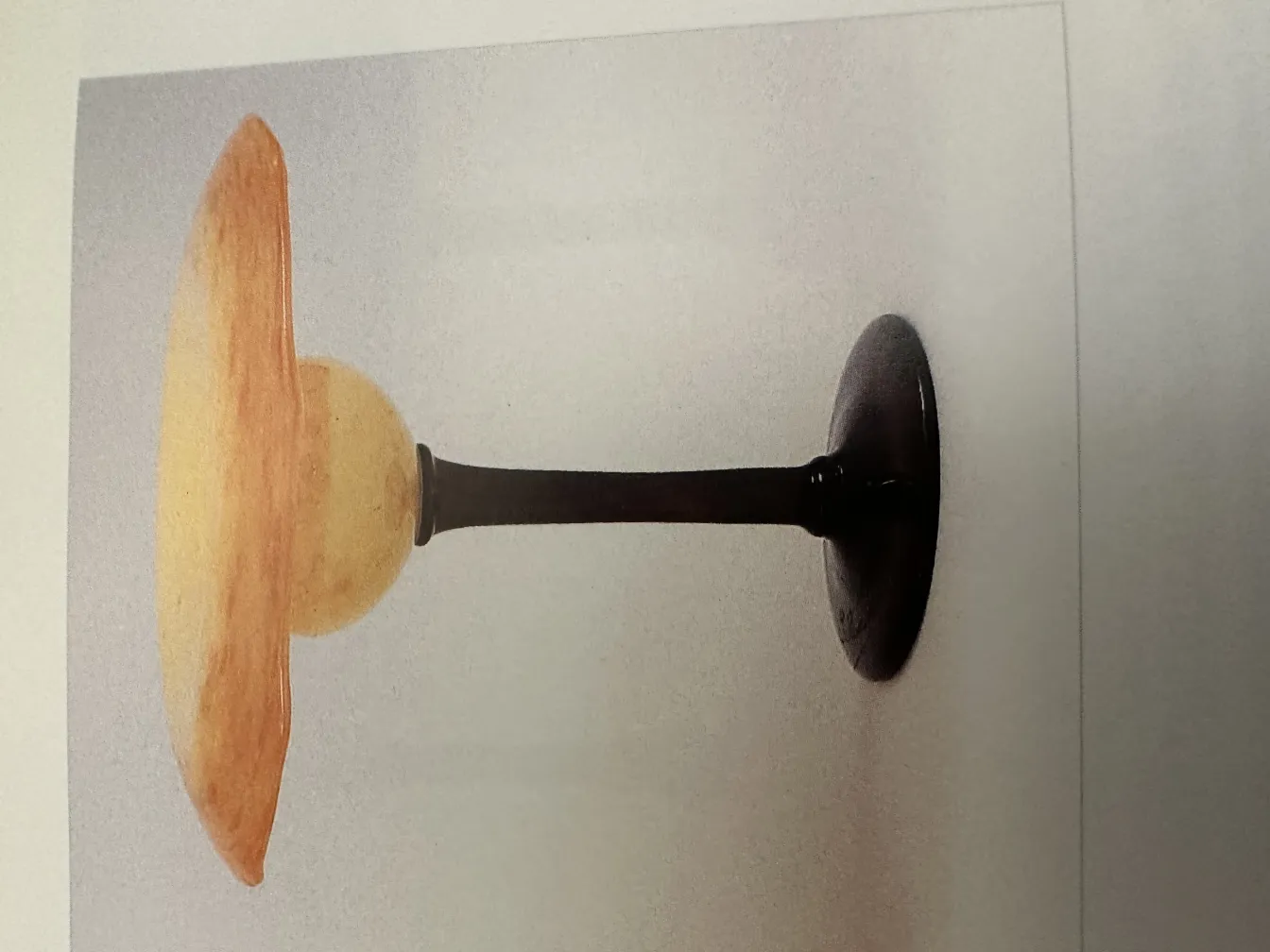 Vidro antigo assinado por Schneider, com design distinto em um ambiente minimalista.