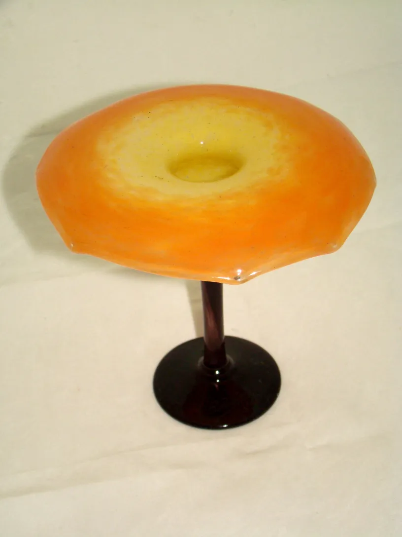 Vidro assinado com detalhes laranja e amarelo