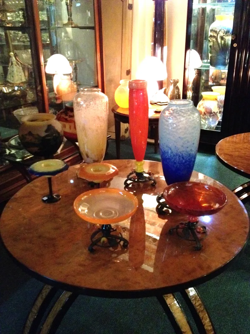 施耐德签名的古董玻璃，优雅展示