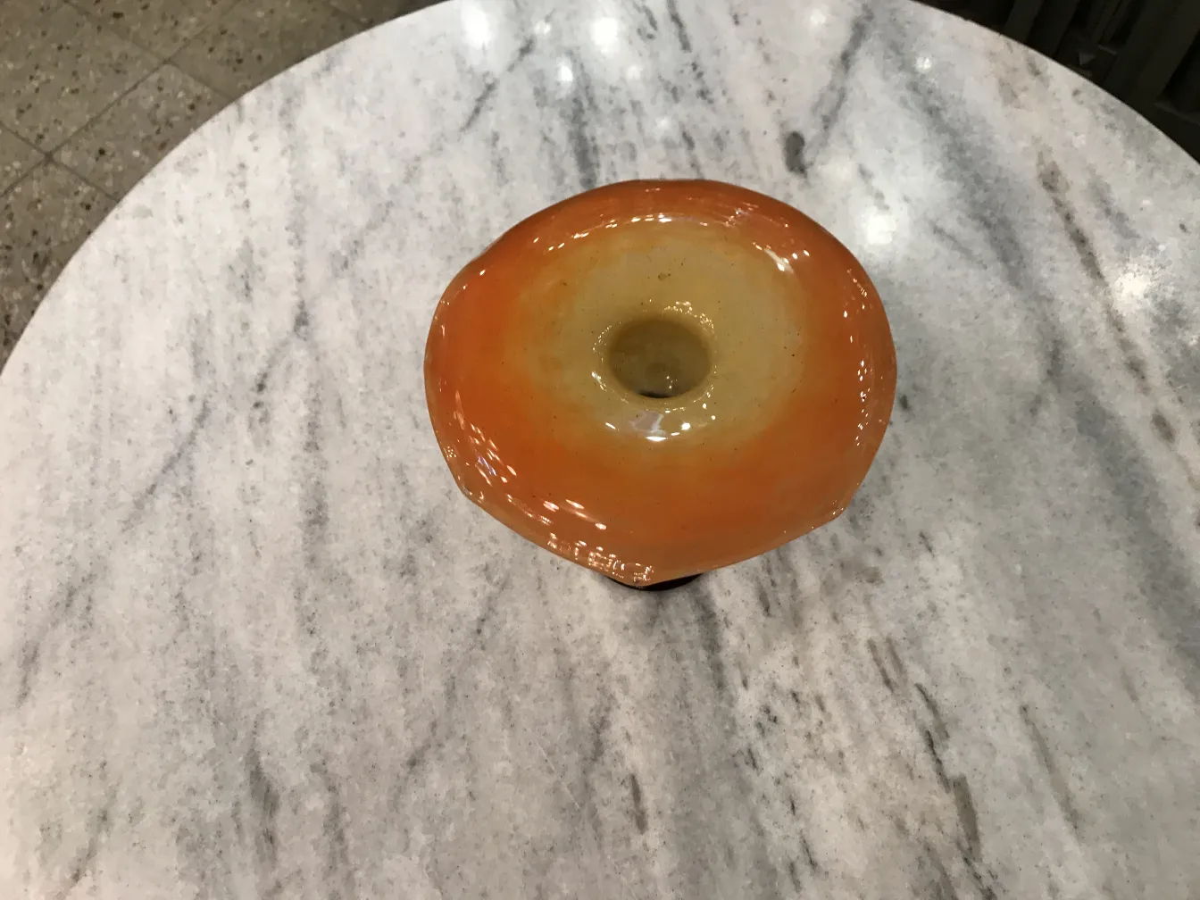 vidro assinado schneider em cor laranja com um design decorativo único