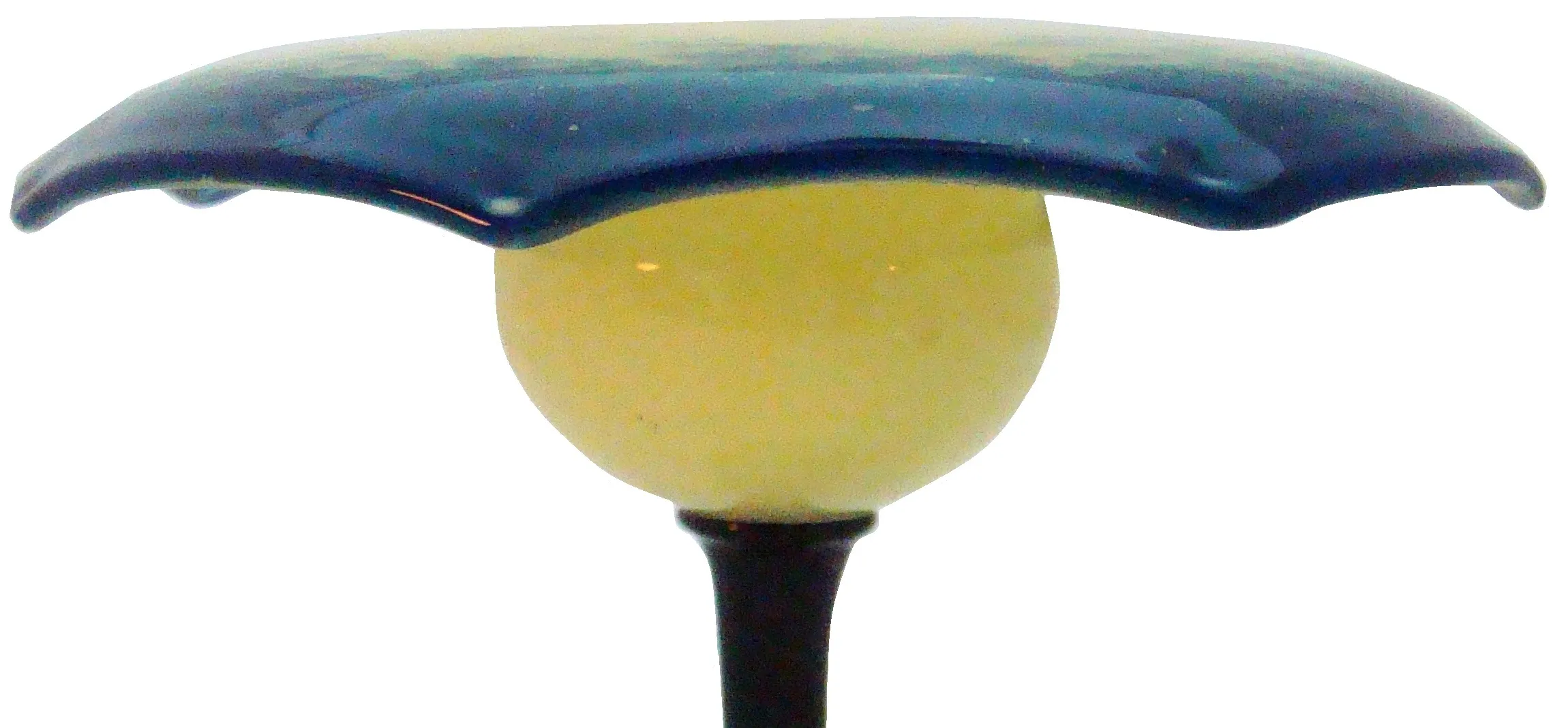Antikes signiertes Glas von Schneider, mit sphericalem Fuß und blauem oberen