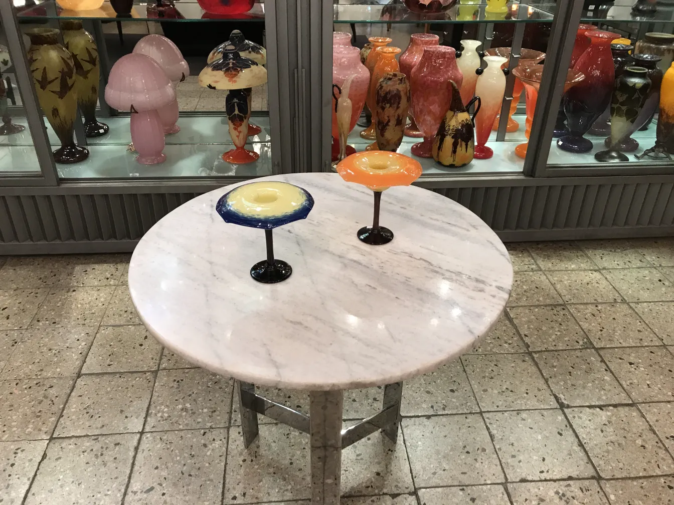 signiertes Glas von Schneider auf einem Marmortisch, antikes Ambiente