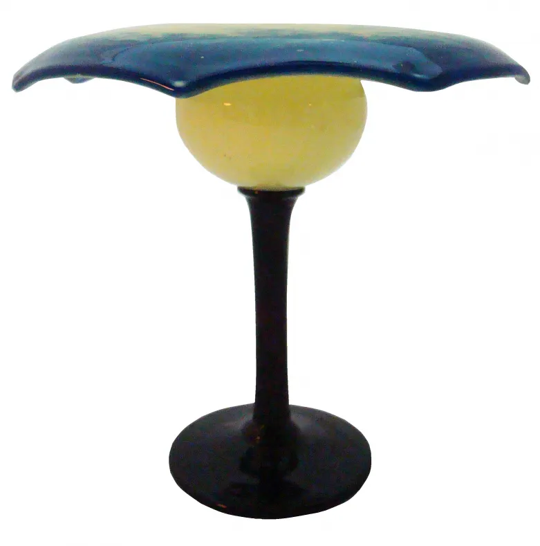 Antikes Glas mit schwarzem Fuß und blauer Kante