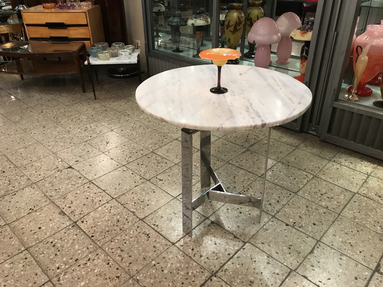 Tavolo con vetro firmato Schneider, pezzi d'antiquariato.