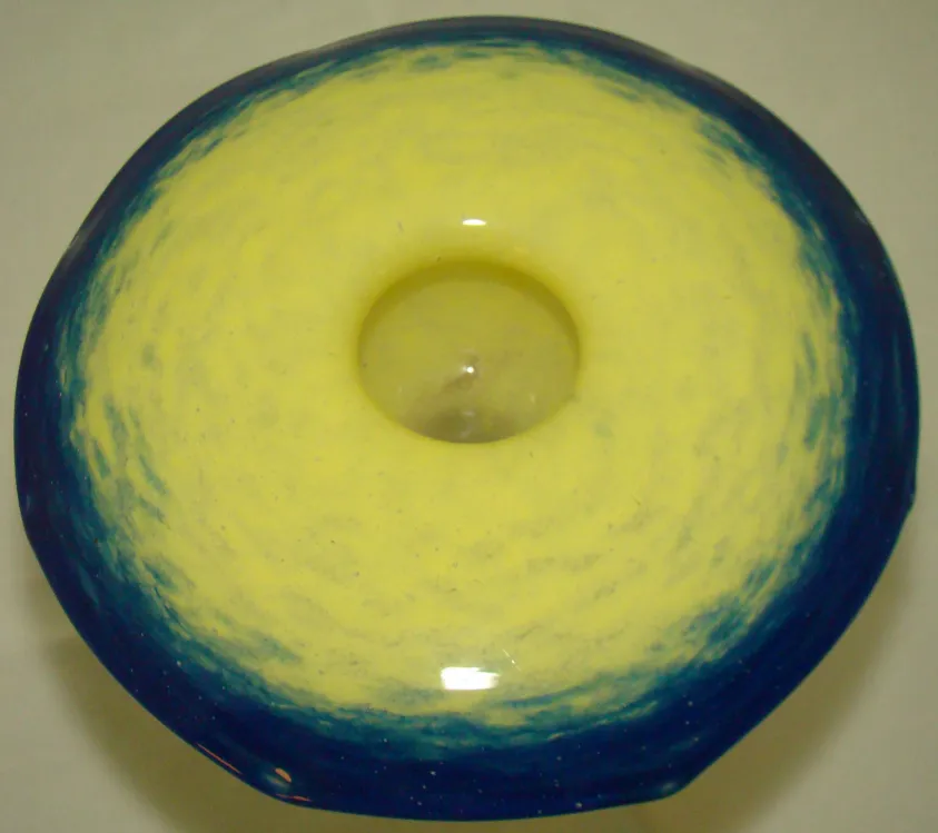 古董签名玻璃带有黄色和蓝色。