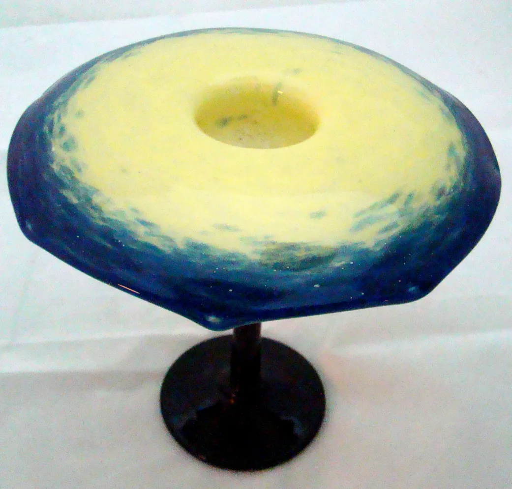 Vidrio firmado de color amarillo y azul en pie negro, antigüedad.