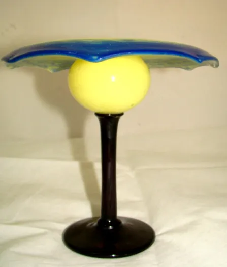 verre signé avec détails colorés et mince base ancienne