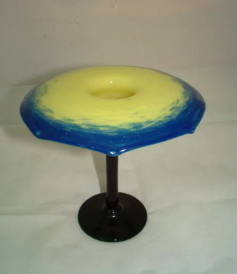 Antikes Glas mit Schneider-Unterschrift, blaues und gelbes Design