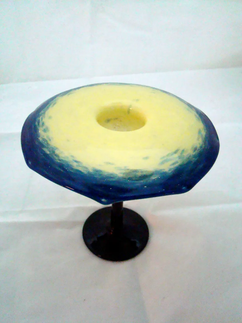verre signé avec base noire et détail bleu et jaune, antiquité
