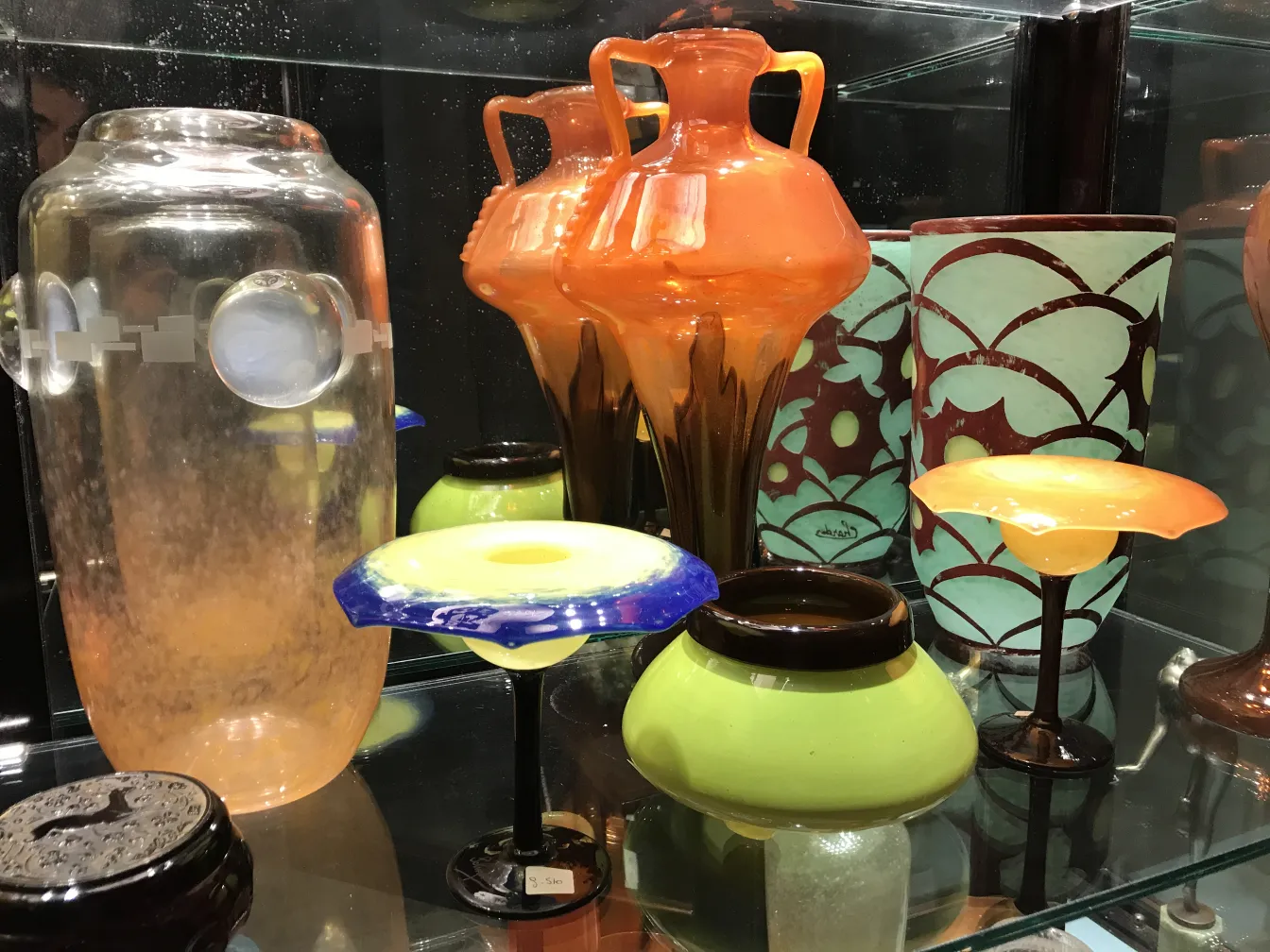 Vidrio firmado Schneider en forma decorativa, múltiples colores