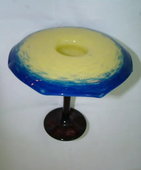 Vidrio antigüo con base negra y detalle azul y amarillo