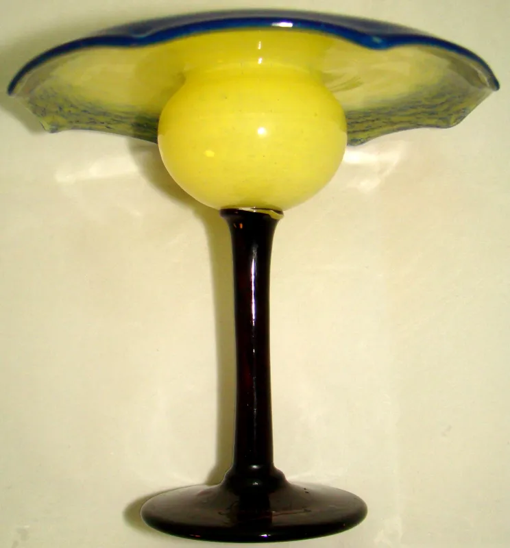 Antikes, signiertes Glas von Schneider mit gelber und blauer Dekoration.