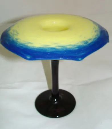 verre de forme unique avec dégradé jaune et bleu