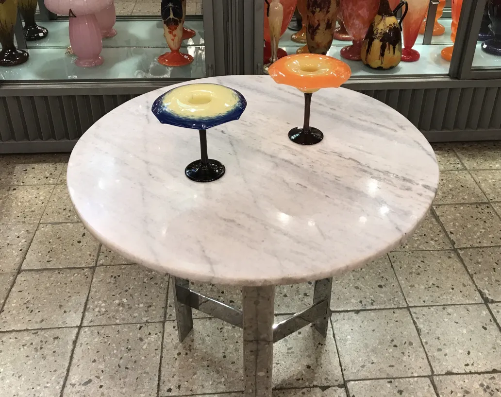 Vidro assinado de antiguidade com detalhes azuis e amarelos, decorativo.