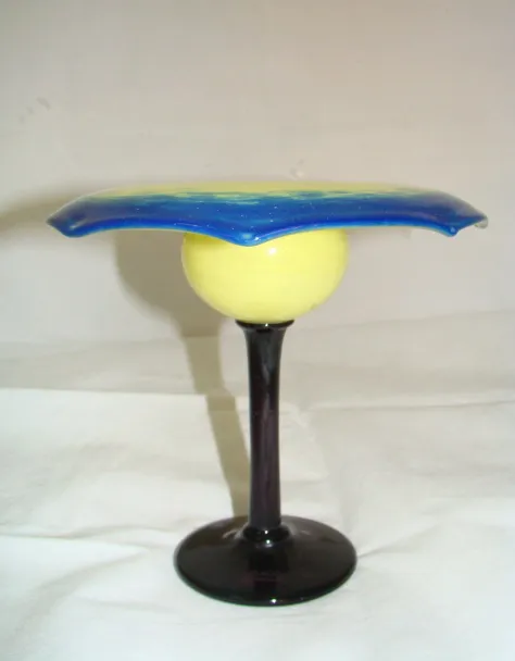 buntes signiertes Glas mit schwarzem Fuß und eleganter Form