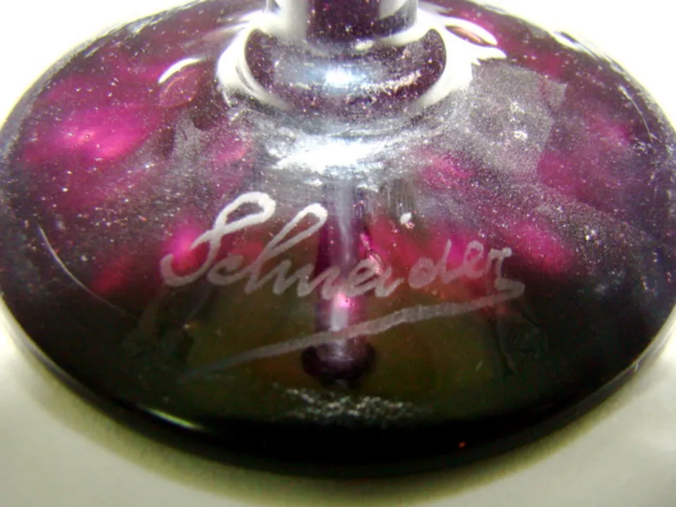 Verre ancien signé par Schneider avec des détails décoratifs