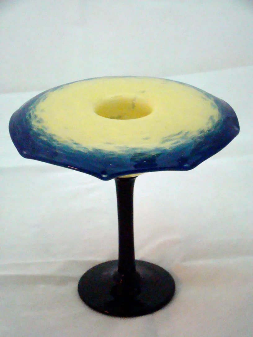 Antikes signiertes Glas Schneider mit schwarzem Fuß und runder Form