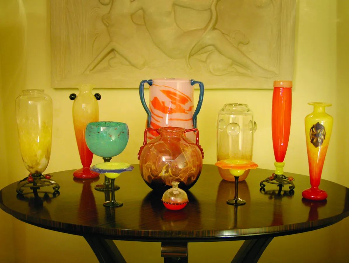 Collection de verre ancien signé, avec des couleurs vives et des formes élégantes. Ambiance chaleureuse.