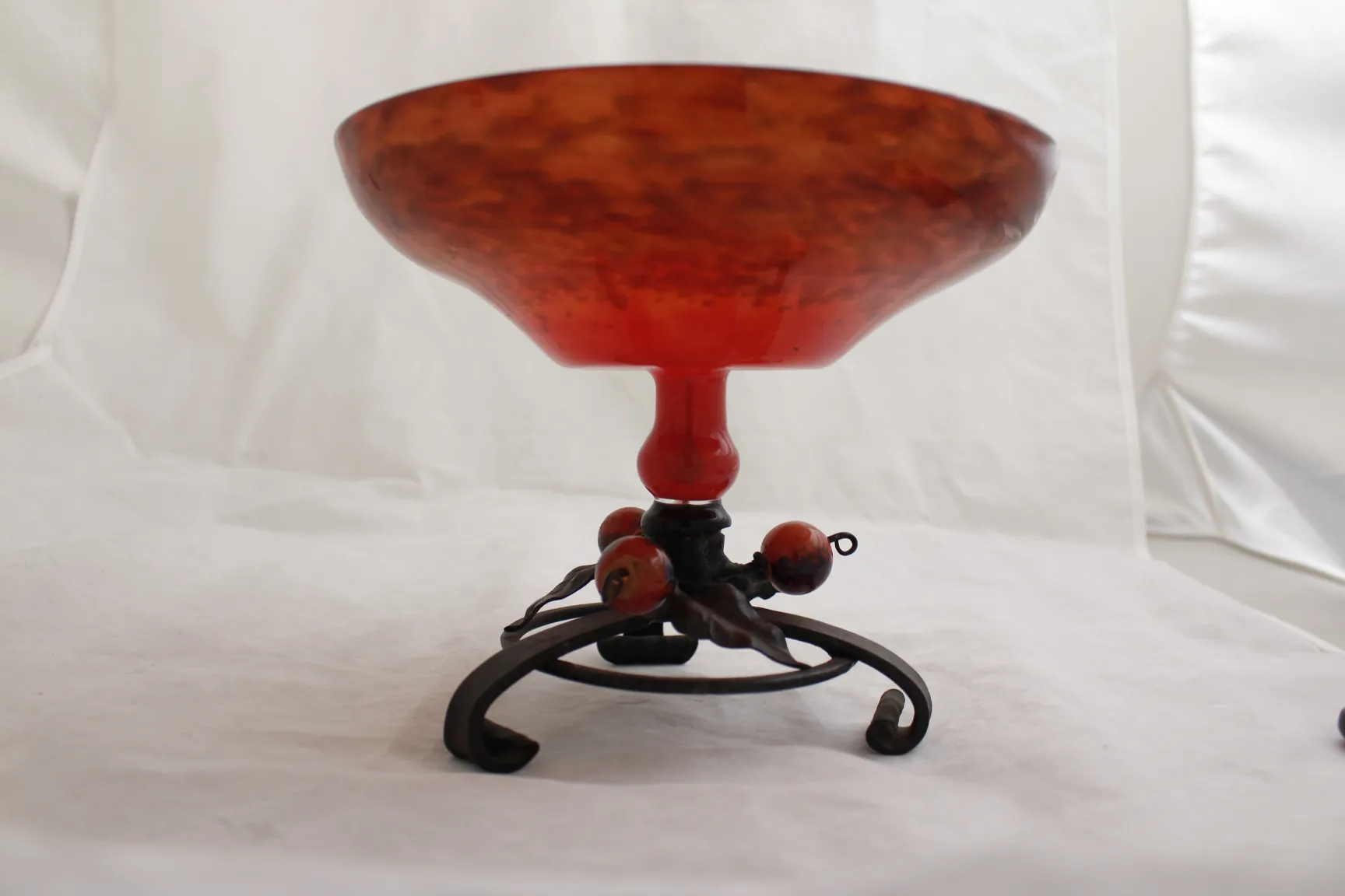 Antiquité: Verre signé avec une base décorative noire.