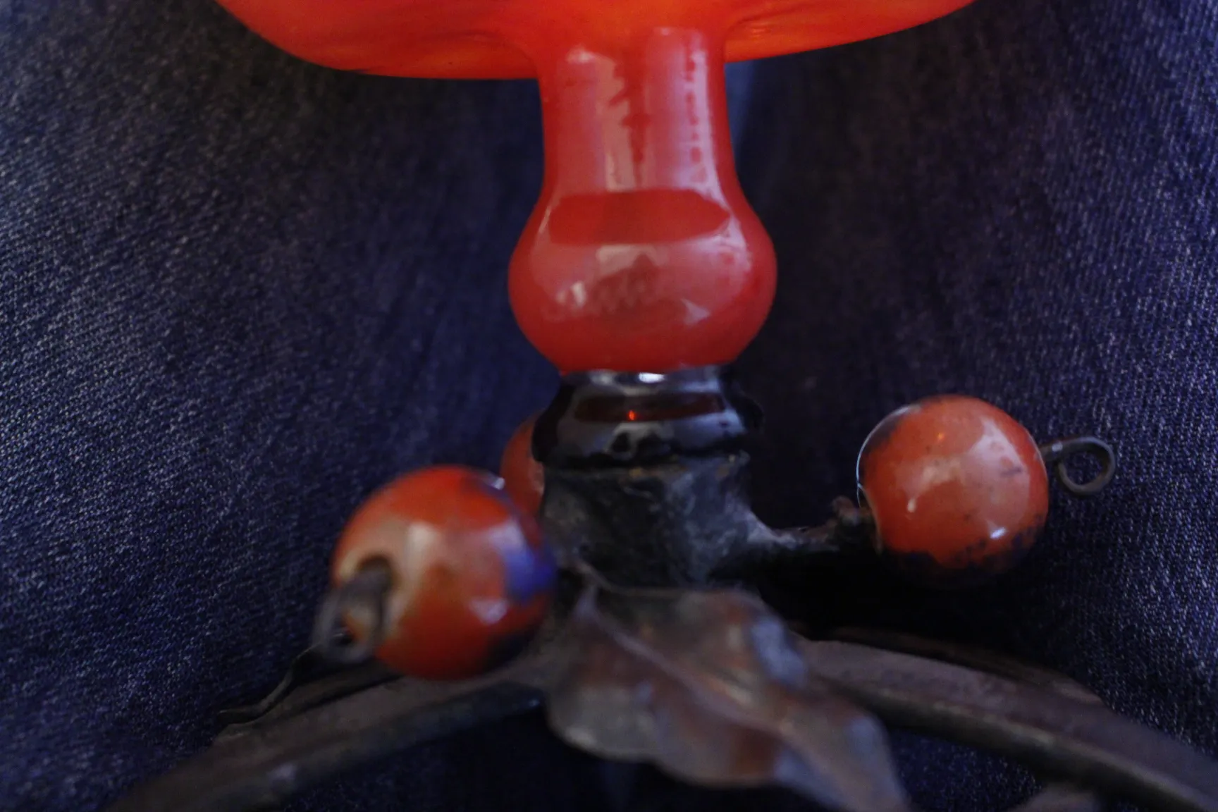 装饰玻璃，带签名，法式风格，背景暗淡。