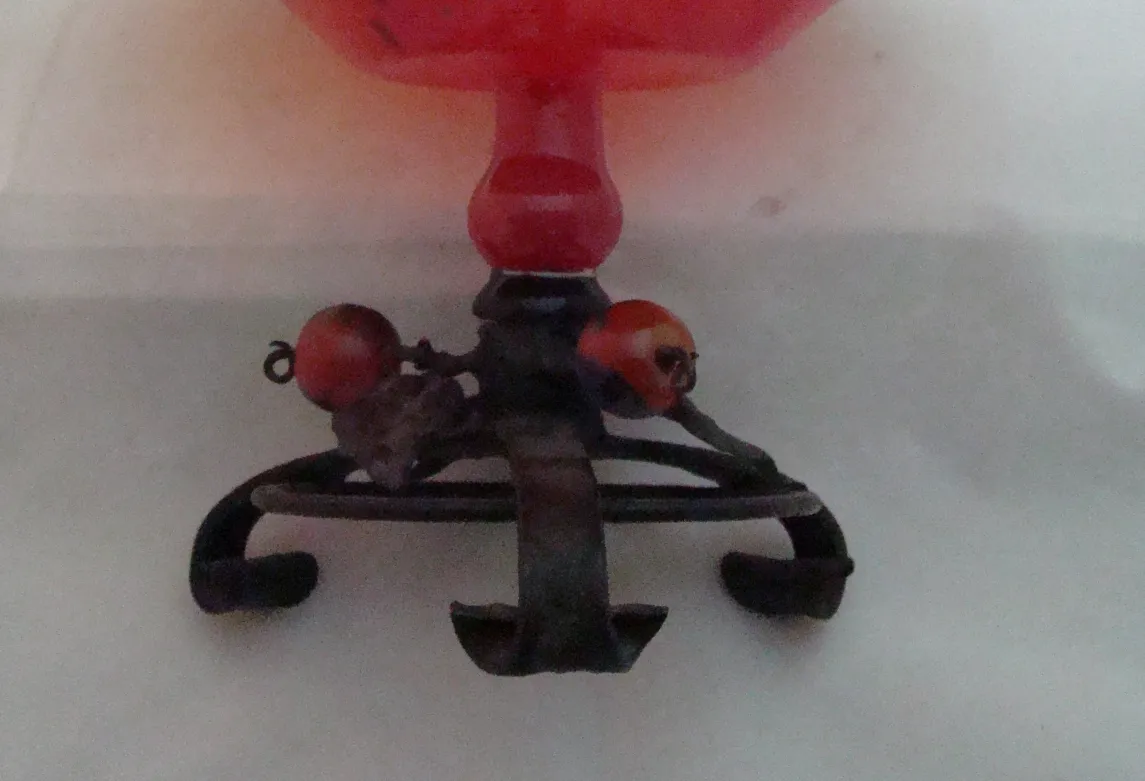 zart glas mit ornamentaler basis und farbigen details