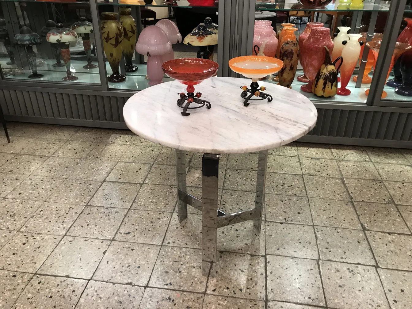 signiertes glas mit lebendigem hintergrund in farbiger ausstellung