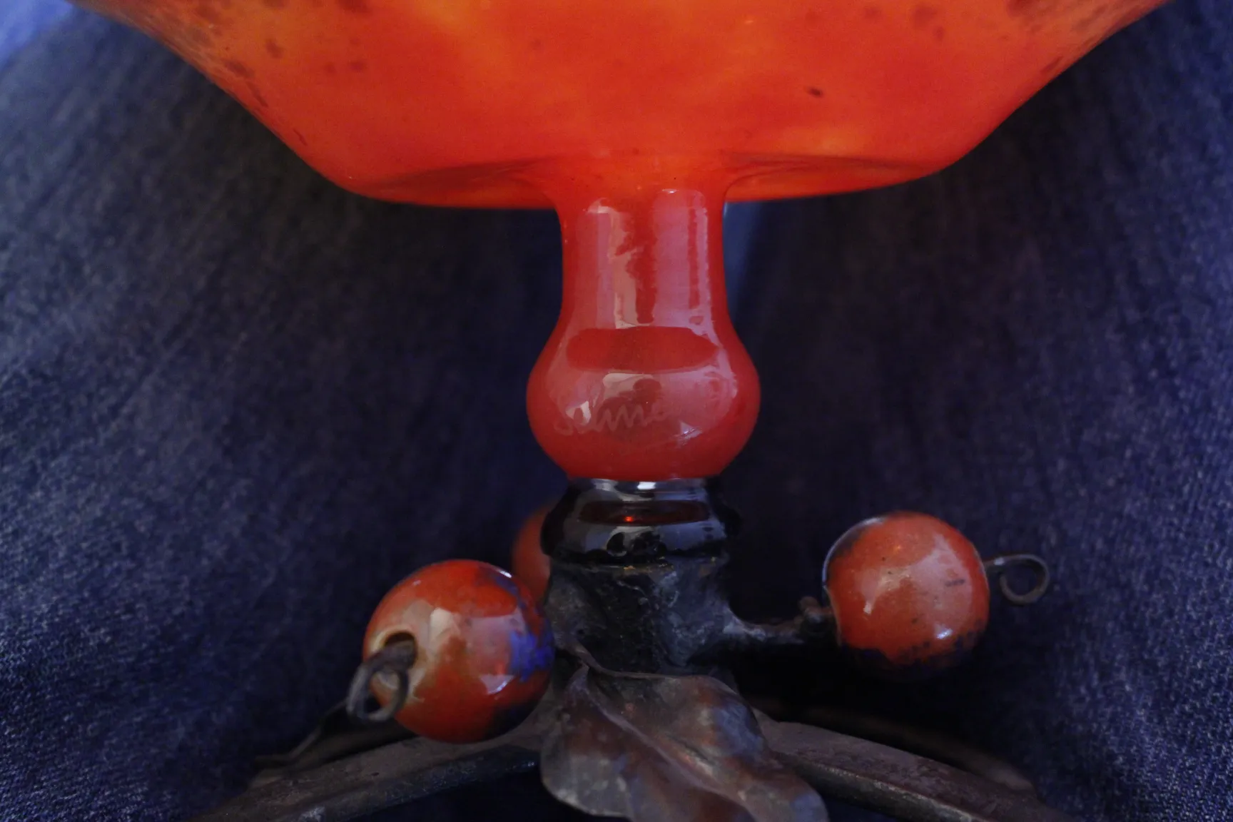 Signiertes Glas mit roten Merkmalen, ornamentale Details, antik.