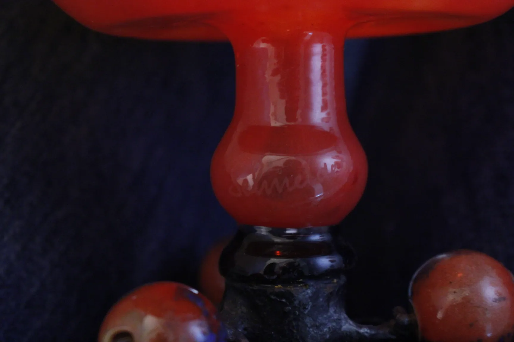 古董红色签名玻璃，黑色底座。