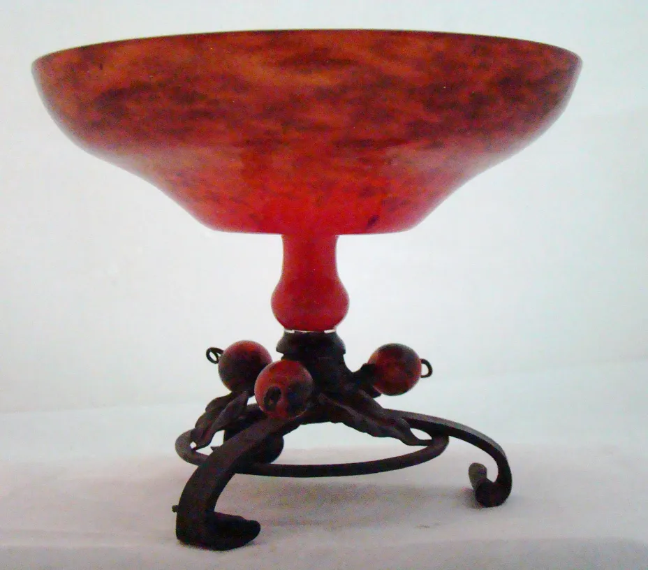 Antik mit eleganter Form in dunkler roter Farbe, dekorativer Ständer.