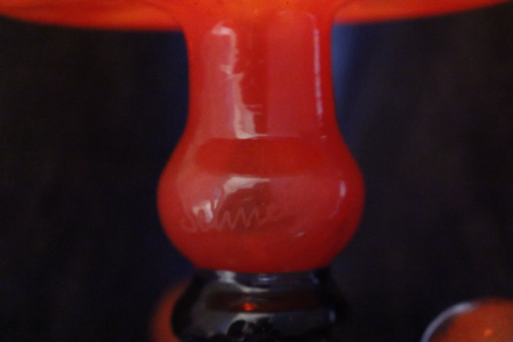 Antikes signiertes Glas von Schneider in leuchtendem Rot