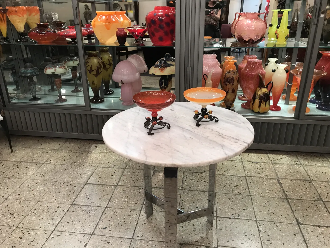 antichità, vetro firmato, decorazione colorata in esposizione