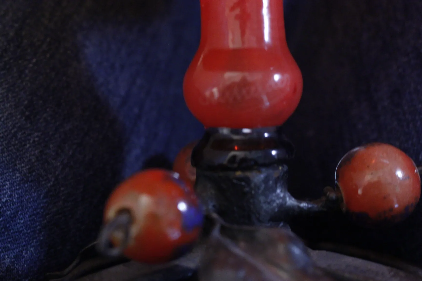 古董签名玻璃，上方为黑色底部和红色细节