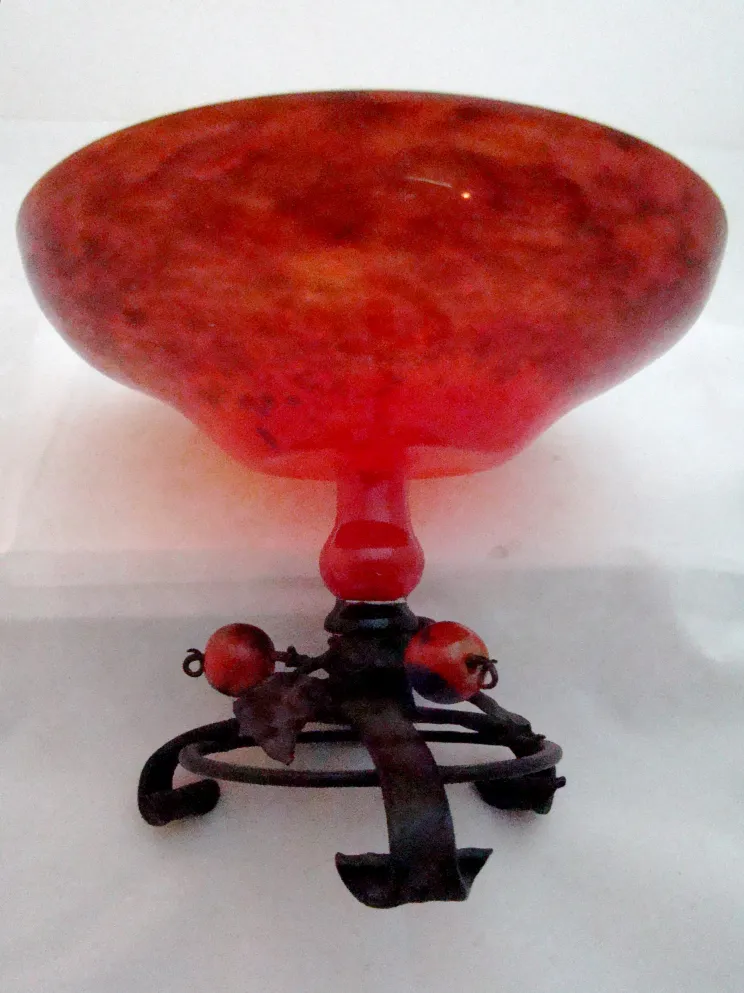 vetro firmato in forma decorativa con base nera