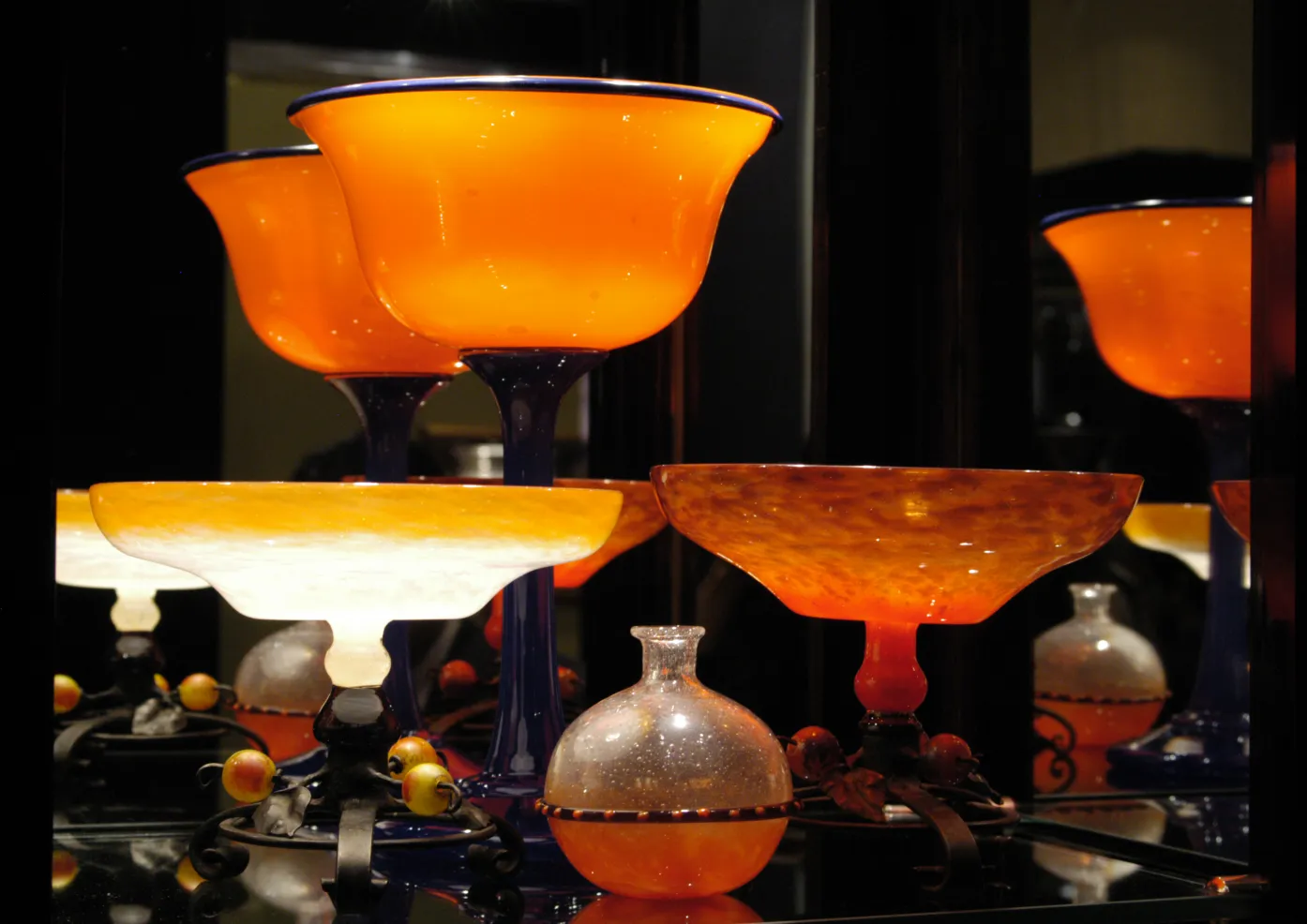 Verre signé Schneider orange et blanc, pièce antique unique.